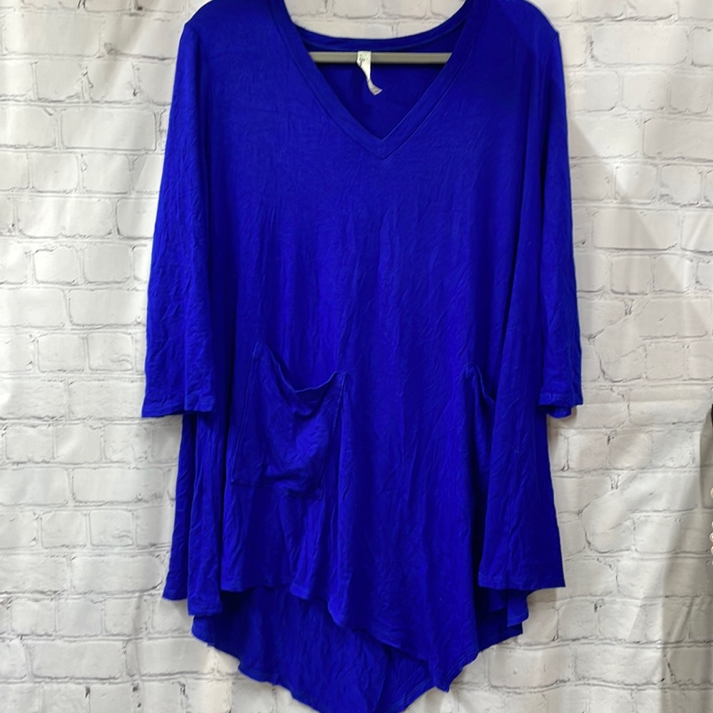 Emerald v-neck 3/4 sleeve shark tooth hem 3x top